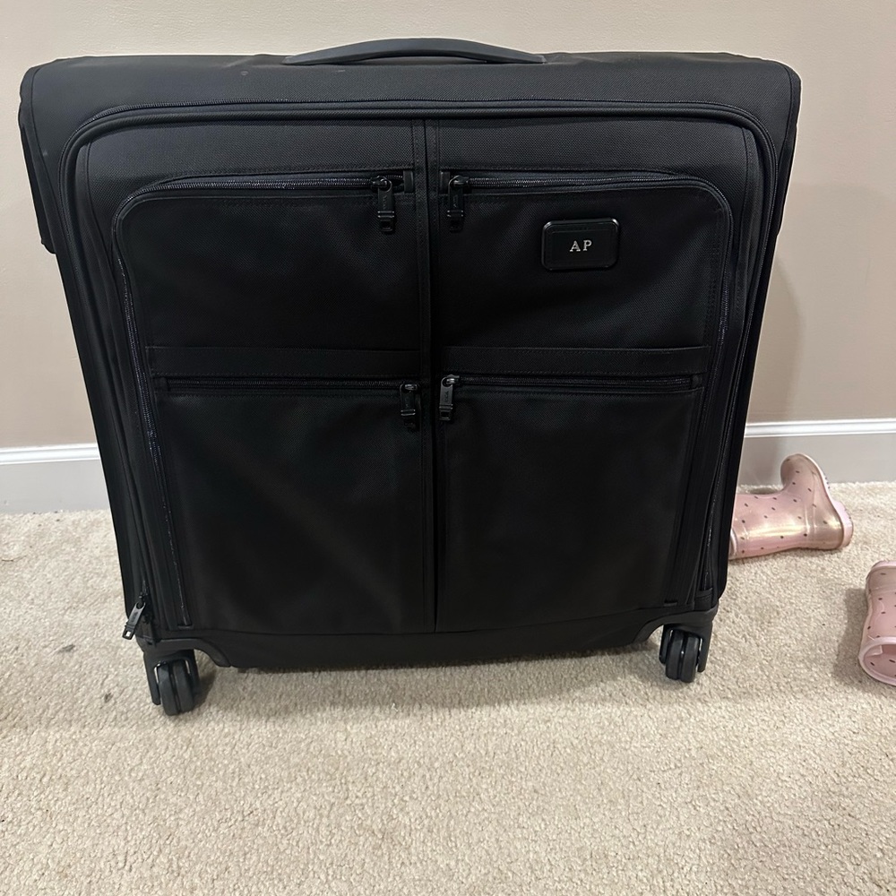 TUMI Extended Trip 4 Wheeled Duffel Bag LIKE NEW!